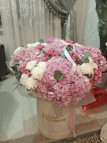 домина: Большая цветочная композиция в шляпной коробке Liana Flowers. Состав — 1
