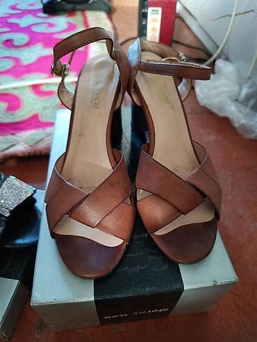 шлёпанцы: Женская обувь — две пары. размер 37 1) Босоножки на каблуке — 2