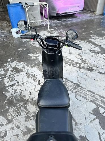 сидушка на скутер: Электроскутер (городской электровеломопед) черного цвета Ключевые — 3