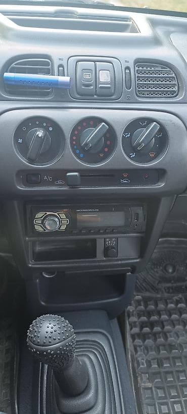 мин булак: Nissan Micra: 2002 г., Кол менен иштөөчү, Хетчбек — 3