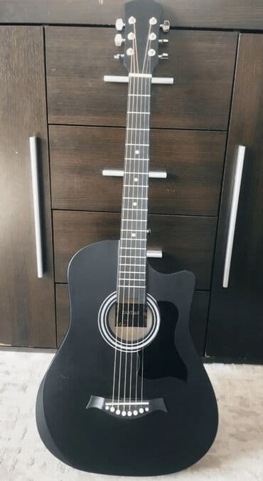 Акустическая гитара В отличном состоянии, струны новые, классический
