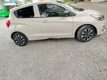 машина салон: Автомобиль Chevrolet Spark в бежевом цвете, представленный в кузове — 3