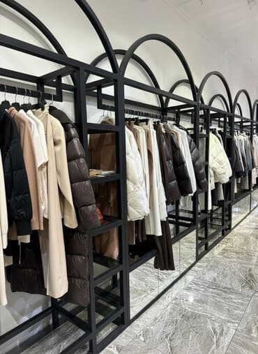 Торговое оборудование для бутика одежды и обуви - Модульные стеллажи