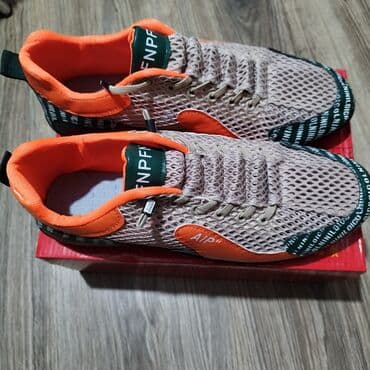 искры для обуви: Спортивные кроссовки. Обувь имеет черную резиновую подошву с — 3