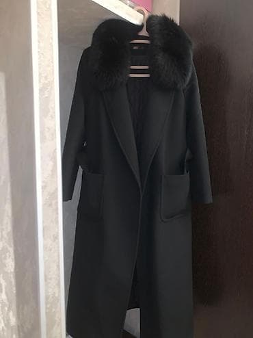 Жеке буюмдар: Женское черное пальто классического кроя с объемным меховым — 3