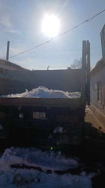 КамАЗ самосвал, оранжевого цвета, с двускатными задними колесами