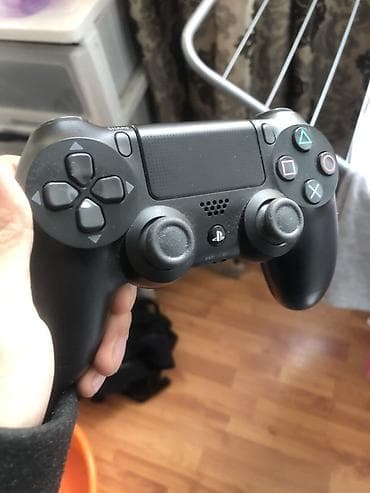 джостик для пс 4: Беспроводной геймпад Sony DualShock 4 (PS4), цвет: черный. Основные — 3