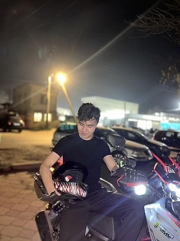 вечер: Мотоцикл-стритбайк с агрессивным дизайном - Класс: дорожный/стрит - — 1