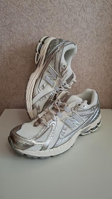 Личные вещи: Кроссовки New Balance

Новые оригинал размеры 38,39 .ЦЕНА: 10000сом — 3