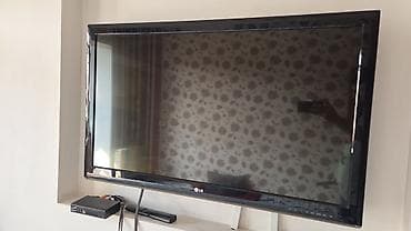 Телевизор LG, диагональ экрана ориентировочно 40–42". Плоская панель