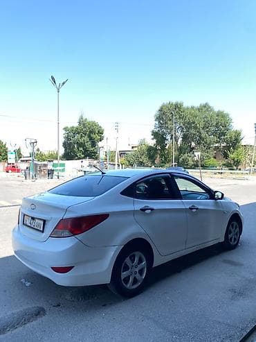 suzuki swift: Hyundai Solaris: 2013 г., 1.6 л, Механика, Газ, Седан — 4