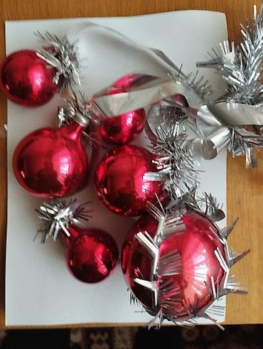 Продаю новогодние игрушки. - Красные глянцевые шарики разных размеров