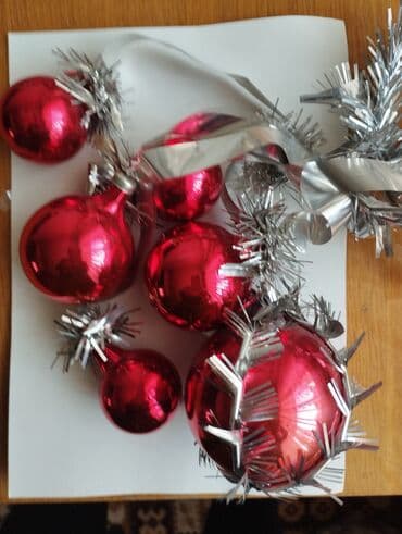 Гирлянды: Продаю новогодние игрушки. - Красные глянцевые шарики разных размеров — 9