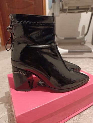 Женские короткие ботильоны - Материал верха: черный лак (глянцевый