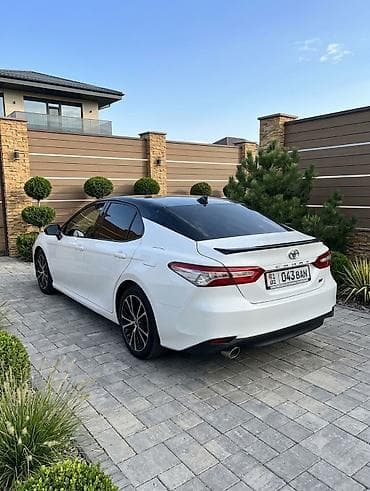 Toyota Camry: 2018 г., 2.5 л, Вариатор, Гибрид, Седан — 2