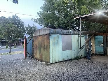 Металлический ваго с навесом у проезжей части. - Капитальный