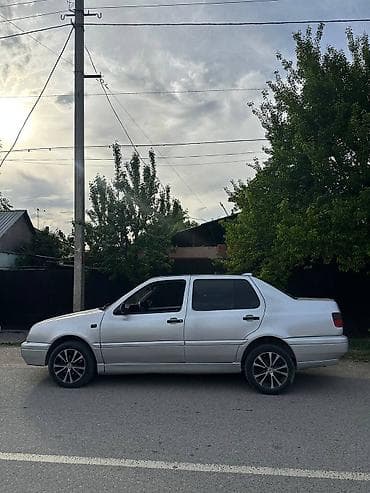 Volkswagen Vento: 1993 г., 1.8 л, Механика, Бензин, Седан