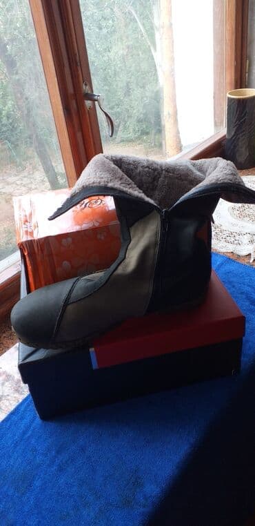 прокат национальных костюмов для детей: Продаю сапожки трёхцветные / серый, чёрный, бежевый/, кожаные, внутри — 3