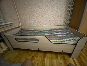 bunk bed: Односпальная кровать с защитными бортиками и матрасом. - Размер — 1