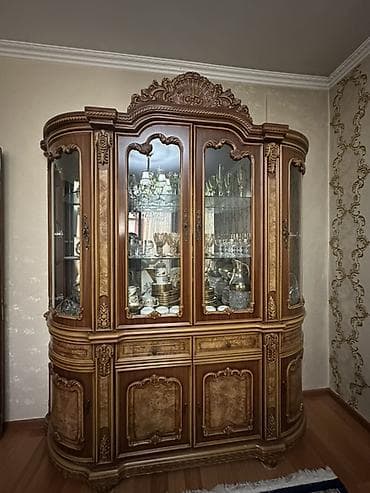Витрина-буфет в классическом стиле - Материал: массив/шпон ценных at lalafo.kg Витрина-буфет в классическом стиле - Материал: массив/шпон ценных