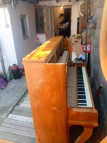 Фортепиано (пианино) вертикальное, корпус из натурального шпона