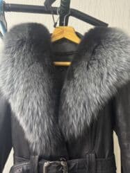 плащи от дождя: Длинное женское пальто/плащ из натуральной кожи с меховой отделкой — 3