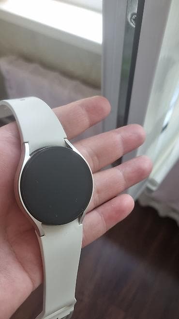 Galaxy Watch: Samsung Galaxy Watch6, цвет светлый (корпус серебристый, ремешок — 2