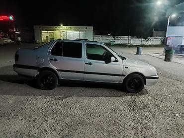 Транспорт: Volkswagen Vento: 1992 г., 1.8 л, Кол менен иштөөчү, Бензин, Седан — 3