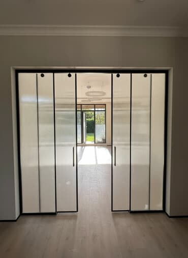 пропуск: Раздвижная перегородка из стекла с металлическим каркасом - — 1