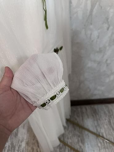 Платья: Белое платье миди с нежным мерцающим эффектом. Легкая полупрозрачная — 2