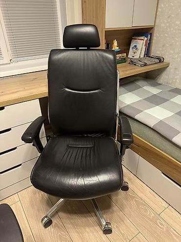 Офисная мебель: Офисное кресло, С колесиками, цвет - Черный, Кожа — 1