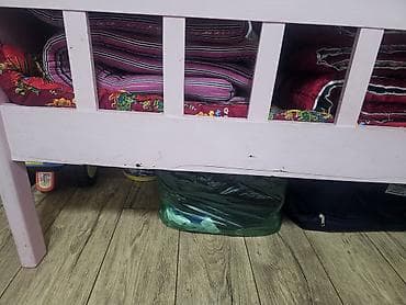 детские кроватки в рассрочку: Детская кроватка из дерева, розового цвета.С боку имеется скол - — 5