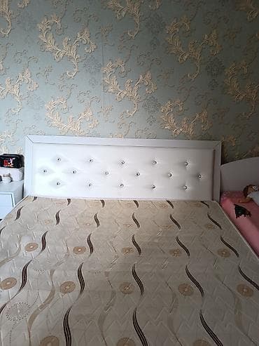 Продаю очень красивую белоснежную кровать двухспальнюю,размер