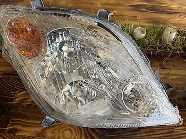 ist: Комплект передних фар Toyota 2004 г., Новый, Аналог — 2