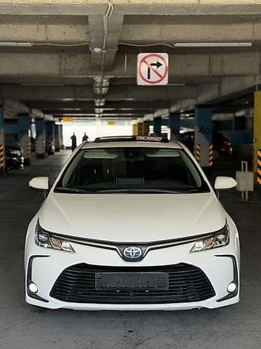 Toyota Corolla: 2022 г., 1.8 л, Вариатор, Гибрид, Седан