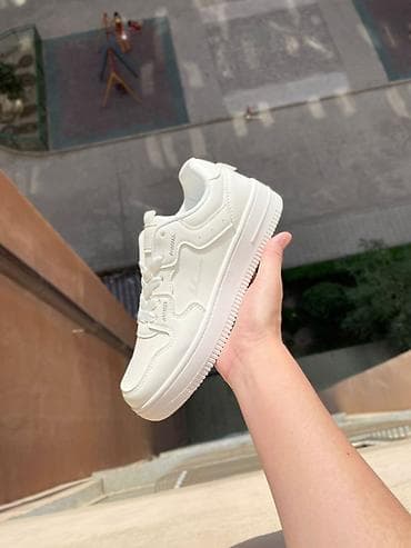 Белые кроссовки низкого профиля - Универсальный однотонный цвет at lalafo.kg Белые кроссовки низкого профиля - Универсальный однотонный цвет