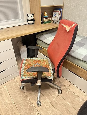 Офисная мебель: Офисное кресло, С колесиками, цвет - Черный, Кожа — 5