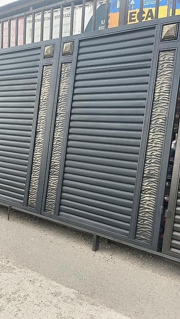 Металлические распашные ворота с декоративными вставками - Материал