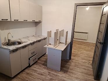 Сдаётся 1-комнатная квартира недалеко от Дордой Моторс. Жилая комната