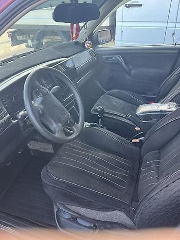 Унаа: Volkswagen Vento: 1994 г., 1.8 л, Кол менен иштөөчү, Седан — 4