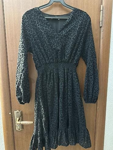 распродажа одежда: Продаю женские одежды 1) Пальто альпака р50 новое 2500с 2) куртка р — 3