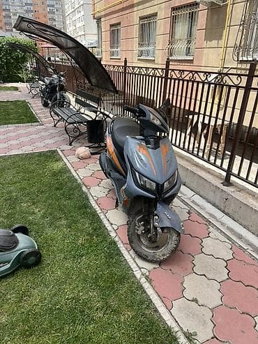 Скутер 50–125 см³ (визуально класс 50/80/125), городской, компактный