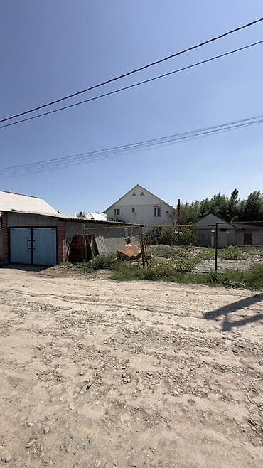 Продажа домов: Дом с участком - Кирпичный дом с двускатной крышей, фасад огражден — 3