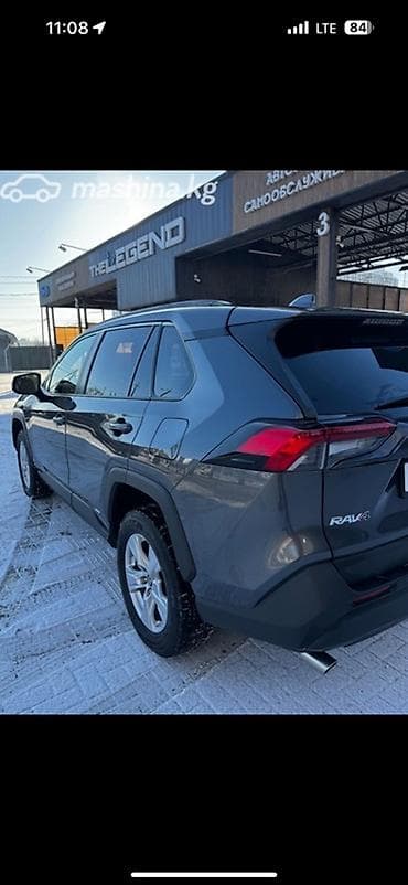 срв 5: Toyota RAV4 Hybrid LE, темно‑серый кроссовер (кузов XA50). Авто на — 4