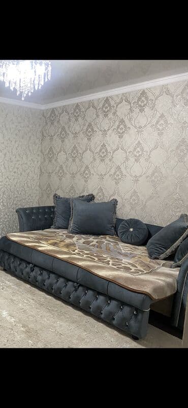 Прямые диваны: Диван в стиле честерфилд, обит велюром глубокого серо‑синего цвета — 2