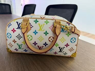 сумка женская большая брендовая: Сумка через плечо с короткими ручками, белая с фирменным разноцветным — 2