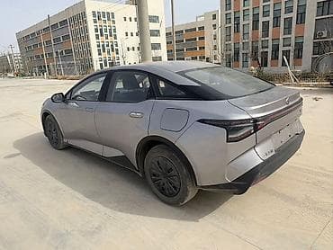 b class: Toyota bZ3: 2023 г., Электромобиль, Лифтбек — 4