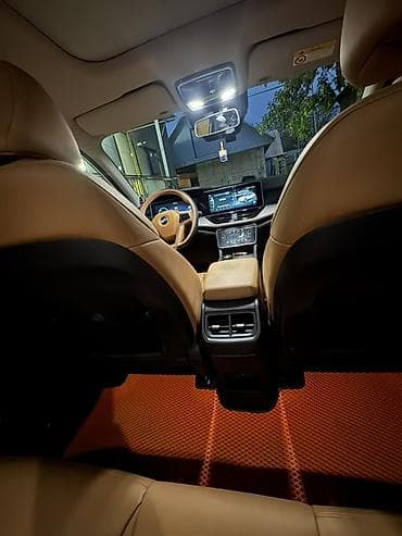 solutions elementary: Электромобиль кроссоверного класса с современным интерьером и — 9