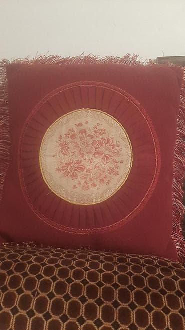 Промышленная химия: Жер төшөктөр 2,5-3метр. Этно диванга жаздыкчалар 6шт. Жөлөнгүч — 5