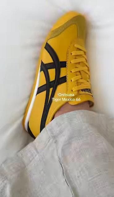 кызыл кия кыз: Кеды Onitsuka Tiger Mexico 66, цвет жёлтый с чёрными полосами. - — 2